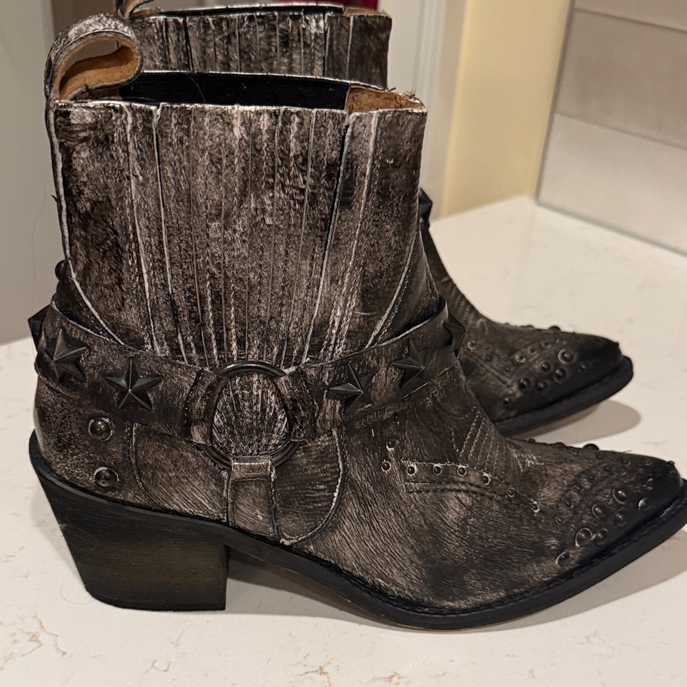 Circle G Distressed Leather Black Ankle Boots with Star Accents
